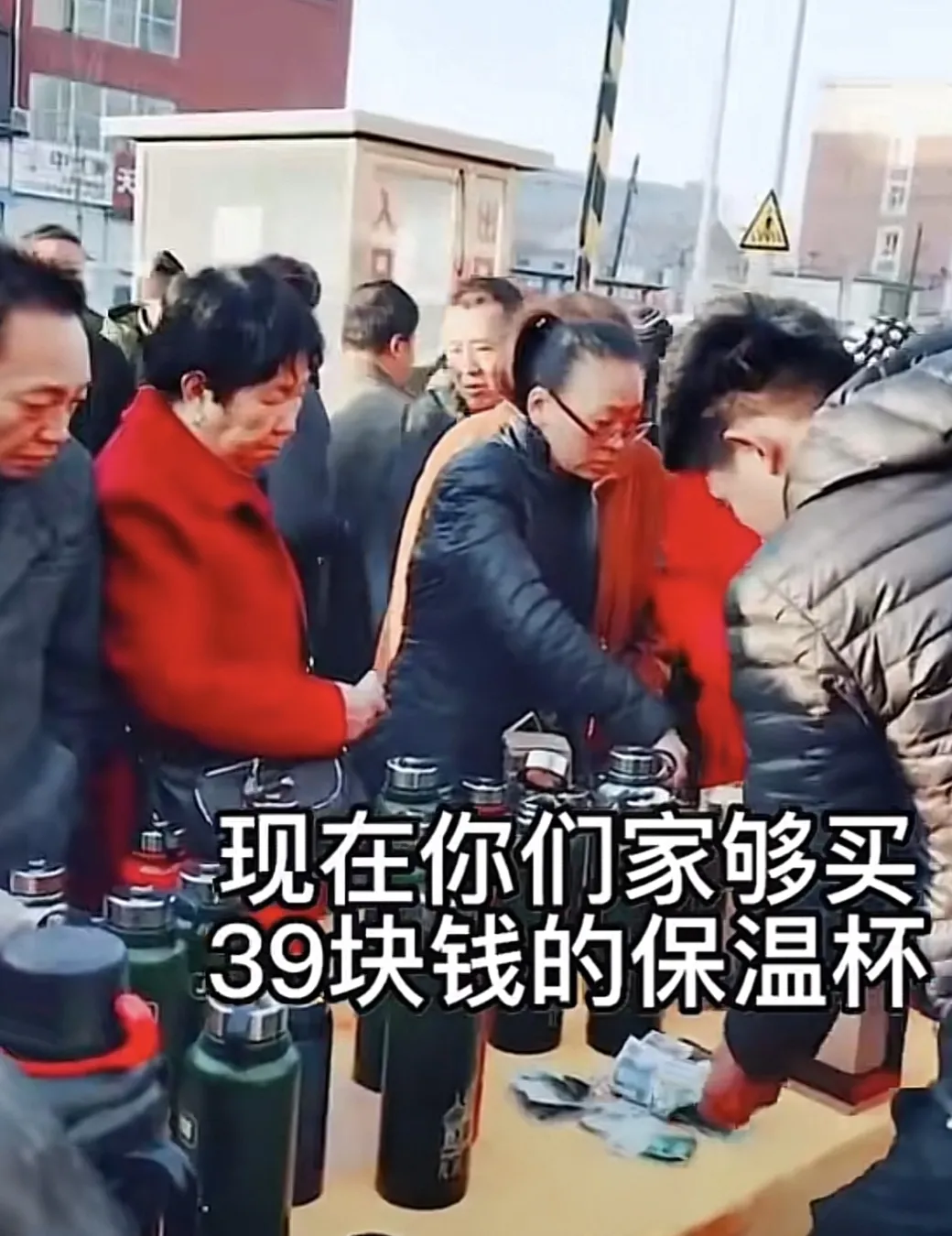 摆摊月入上万真的假的