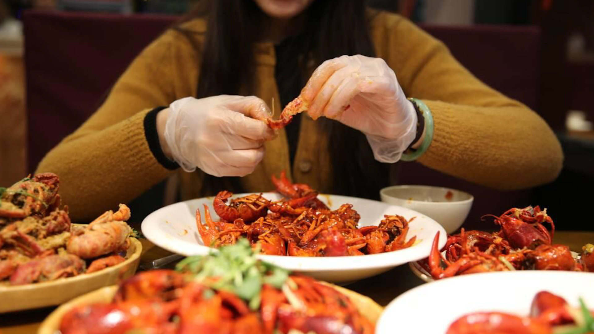 剥小龙虾月入过万网友坐不住了