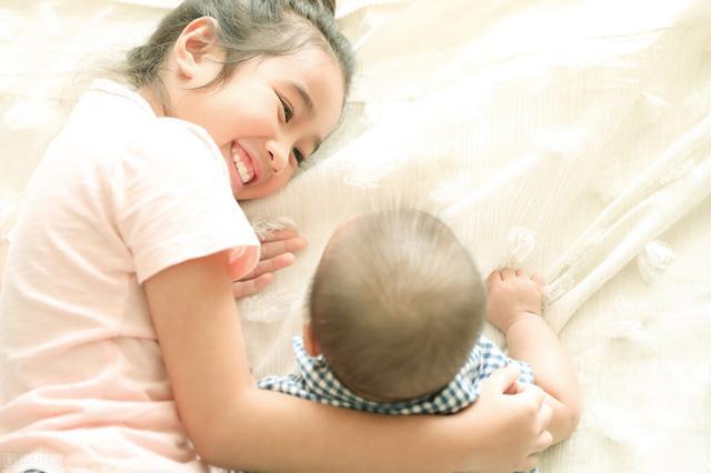 姐姐为什么一定要让着弟弟,“姐姐”就一定要让着“弟弟”吗？醒醒吧