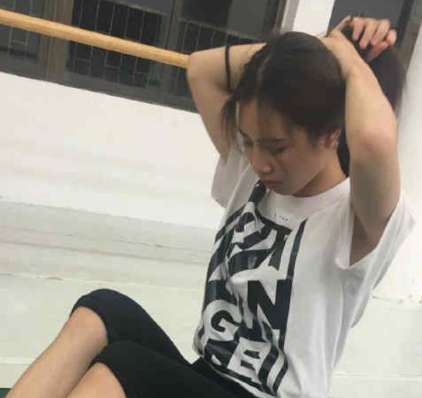 某推混血华裔（大学萌妹）自拍系列