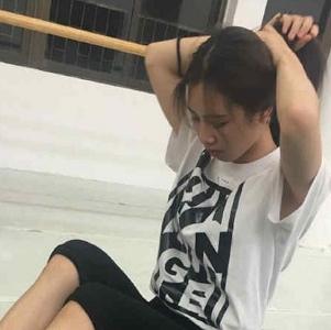 某推混血华裔（大学萌妹）自拍系列