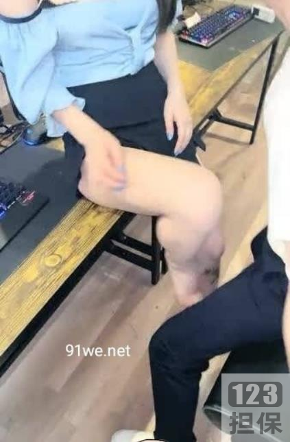 网吧反差美少女《泽美》电竞椅