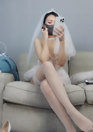 新娘穿着婚纱就给老公戴上绿帽