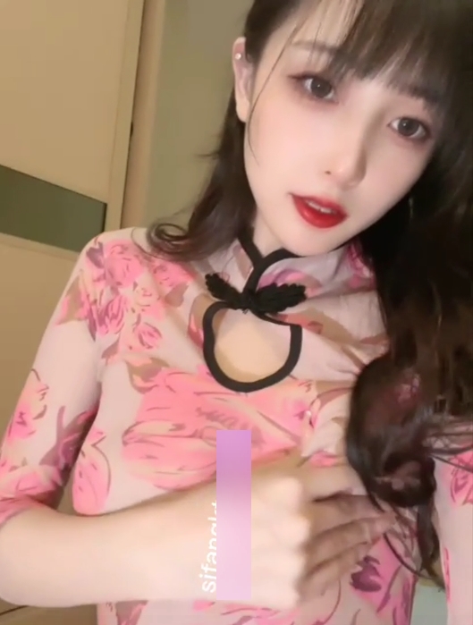 秀人网模特《林星阑》印花旗袍自我安慰