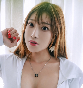 用酒瓶子的狠人奶牛女神JVID《波妮》