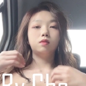 奔驰女神《查小理》户外直播滴滴车上自我安慰