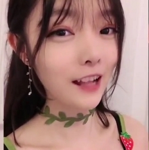 抖音快手网红秀自己的灵活舌头