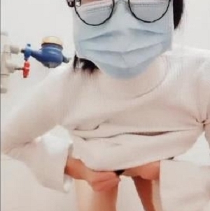 小妲己主播（小橙子）浴室自拍，水雾朦胧中曼妙身姿若隐若现