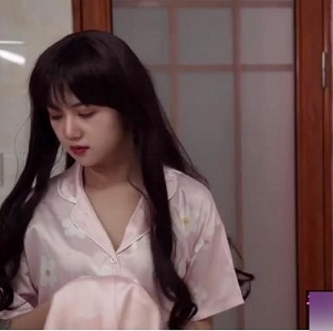 果冻传媒出品：领导花容月貌的老婆与男员工的地下恋【528MB】