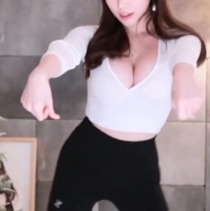 高颜值女主播BJ智媛摩托摇
