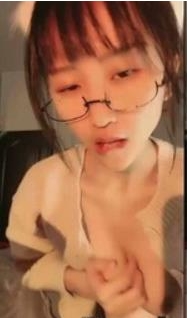 稀缺资源！虎牙超人气大学在读学妹！高颜值清纯脸！眼镜妹有尺度自嗨合集！