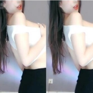 斗鱼和虎牙人气女神苏樱的直播间浮力视频