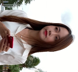 美女穿着黑色比基尼展示迷人美腿和丰满胖臀的视频