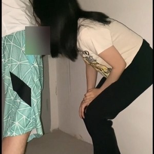 年轻小情侣在楼梯间展示了奇妙的嘴艺互动，女友的嘴上功夫不错。视频时长为1分钟23秒，可在百度盘上下载。