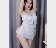 超绝水蛇腰：超级修长的腰部斗鱼女神：在斗鱼平台上的女主播辣条条：辣味的小零食SSS：极高的评级或者质量