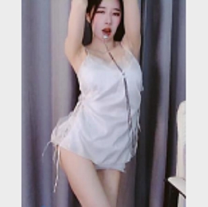 超绝水蛇腰：超级修长的腰部斗鱼女神：在斗鱼平台上的女主播辣条条：辣味的小零食SSS：极高的评级或者质量