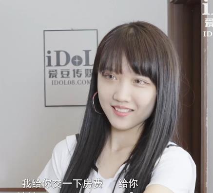 某传媒最新作品：青春气息女大学生，同学爱情，免房租J情，身材相貌白净美，时长52分钟