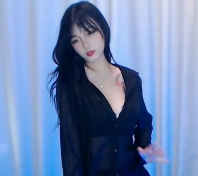 梦甜精选美女T衣舞自拍视频9分钟，黑木耳L~S舞完美舞姿