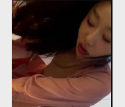 女神空姐自拍完整版18分钟视频，身材颜值曝光露脸，渔网袜打P用嘴火爆航空门