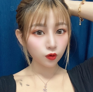 热门订阅宝岛妹子艾玛展示打野技术，吃鸡高手！92个视频2.4G内容！OnlyFans