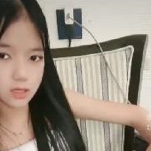 火爆无敌光阴妹子自拍视频，粉丝互动怀里玩棍子，道具水印下载