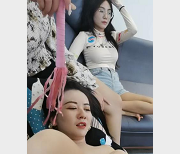 大学生社交媒体形象展示，精心制作视频，粉丝关注压力