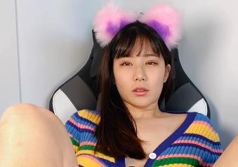 S女神8V-2.8G自拍特写直播，岛国姐姐与洋男友用嘴下载