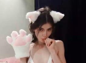 欧美精选资源：露脸女主自拍，人气超竿娆娇小娃娃脸，无保护