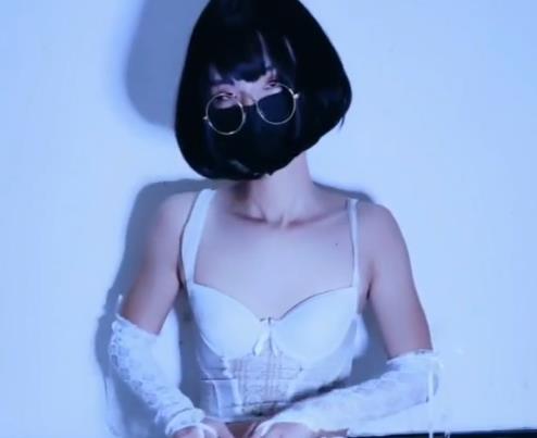 TS网红JinWanXuan1999资源高产口味重拳打肛特大号玩具视频92V，4.4G