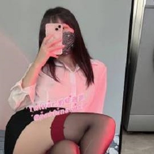 网红奶油泡芙最新作品：132V1.8G，打野冒险邻居电梯口