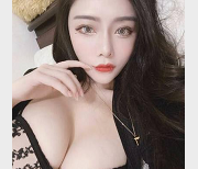 美女博主NIni直播秀：大眼白皙蕾丝低球装，微博网红球球