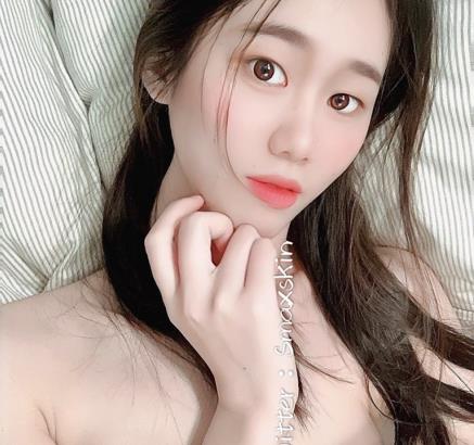 推特热门话题：失眠axskin裸姐反差展示视频合集