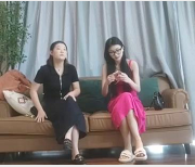 47分钟白领兼职姐姐自拍视频，闺蜜胖小姐姐惊艳姿势，1万多下载观看