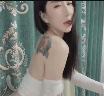 花椒直播:定制娱乐,1v1互动,2G资源,唱歌跳舞,用户群体广泛,下载App尽享乐趣