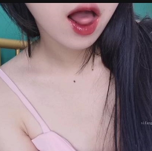 19岁校服JK挑战道具秀，透明睡衣高跟鞋，爆C好身材，22V-2.2G视频