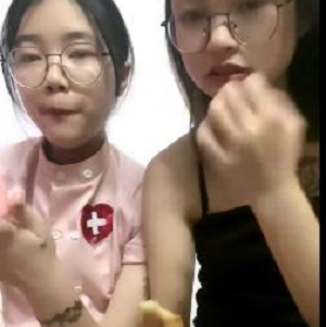 00后女孩舌吻肥猪男，闺蜜直播新平台