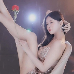 网易CC网红主播小恩雅:土豪定制资源,烧表情抖球抖臀舞,9V3.9G视频内容