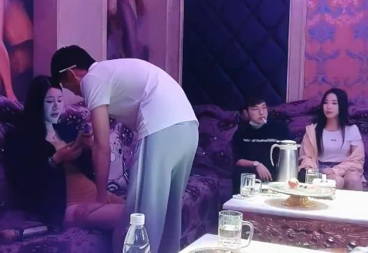 暗黑KTV自拍作品-1V-261M-32分钟牛B常客瘦子人气爆棚