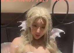 超美Coser小甜甜自拍2分47秒视频，漫展爆雷照片，观看必须！