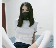 扣扣传媒妹子锅锅酱白丝诱惑身材比例皮肤超白1V539M无屏障表演