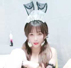 青春双马尾直播秀，身材展示S给作，指J爸爸