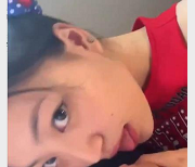 漂亮美眉自拍视频，时长11分钟，洋男友亲密互动，无保护输出，妹子吞金吃鸡