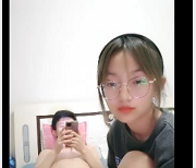 年轻小情侣黑丝娇小自拍作品，身材嫩嫩带感