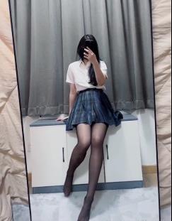 MomoYih合集：嫩萝L马D大黑牛自拍系列，幻影金龙男主C巨物控，不露脸白嫩光“阴”，视频下载