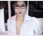 CC小恩雅定制剧情主播节目，善良老师被骗身材惊艳，下载观看