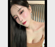 CC小恩雅&S闺蜜自拍视频：扭动时长1小时7分钟，附李连杰版故事下载