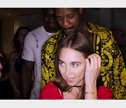 《柠檬水大战黑佬》-1V,2.1G,时长1小时05分,全方位开炮