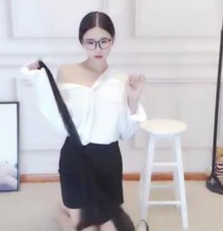 小恩雅:跳舞女神自拍视频资源,时长3-4分钟,年轻身材备受追捧