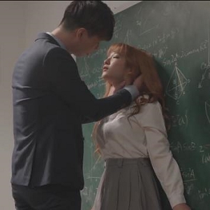 《教室战况：皇家华人传媒女主麻豆颜值大片》