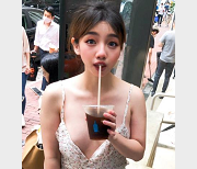 伊理文自拍作品图集，香港推特热度不减，公交车上的心动视频！